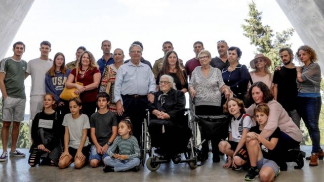 Melpomeni Dina (C) surrounded by Yossi Mor, Sarah Yanai and their children and grandchildren