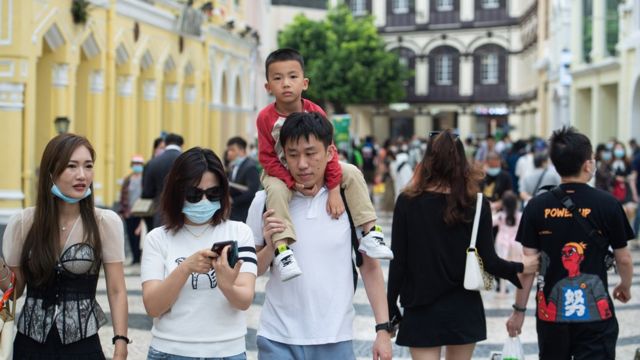 Tourists tour in front of the Senate Pavilion in Macau (Xinhua News Agency photo 3/5/2021)