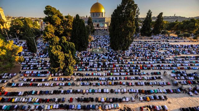 Shalat di kompleks masjid al-Aqsa – situs tersuci ketiga Islam.