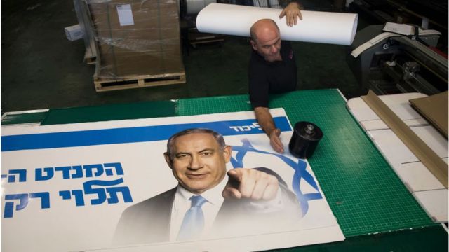 Poster kampanye Netanyahu dicetak.