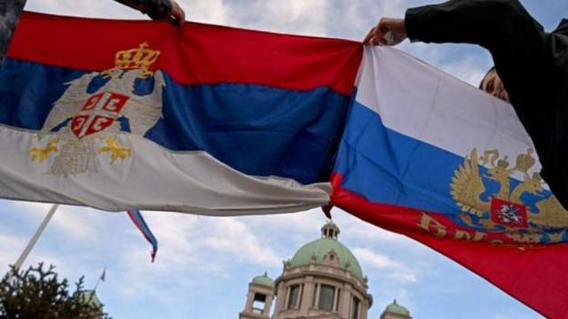 флаги России и Сербии