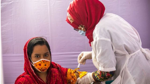 করোনার টিকা নিচ্ছেন।