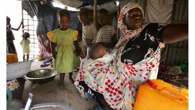 Une famille vit dans une cabane en tôle dans la zone portuaire, qui abrite un grand nombre de Haratines à Nouakchott