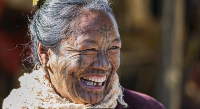 Perempuan Perempuan Myanmar Dengan Tradisi Tato Wajah Bbc News Indonesia