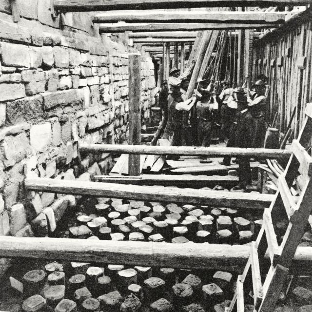 Trabalhadores constroem a base para o novo campanário da Basílica de São Marcos, em fotografia publicada na revista L'Illustrazione Italiana em 1905