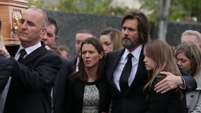 Jim Carrey en el funeral de su exnovia