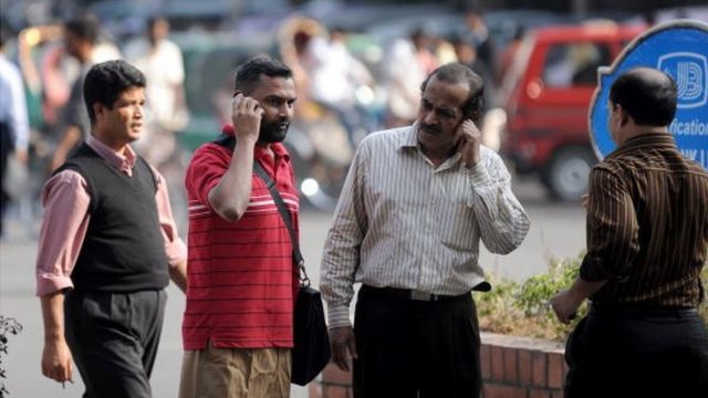 মোবাইলে কজন কথা বলছেন