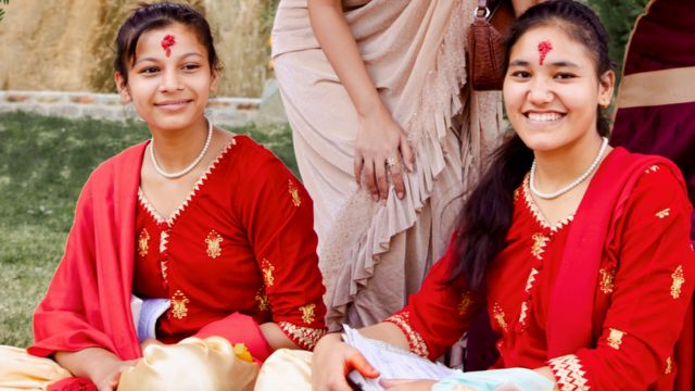 दुई महिला पण्डित दायाँबाट क्रमश: रुसा र सुनिता।