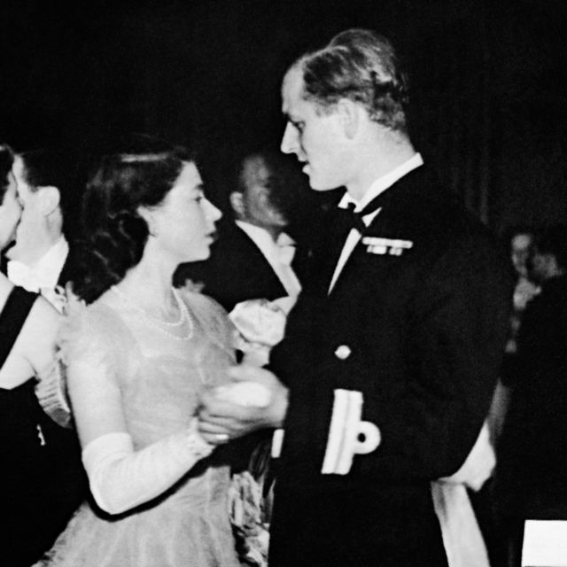 1947年に婚約者となったフィリップ中尉と踊るエリザベス王女