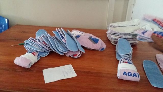 Les serviettes "agateka", confectionnées dans les ateliers de l'ONG Sacode, sont lavables et réutilisables.