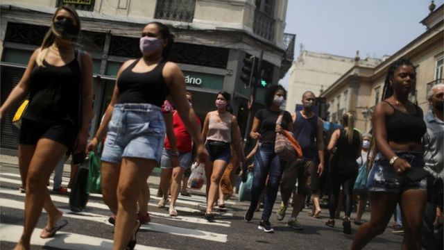 Mulheres caminhando em área de compras no Rio
