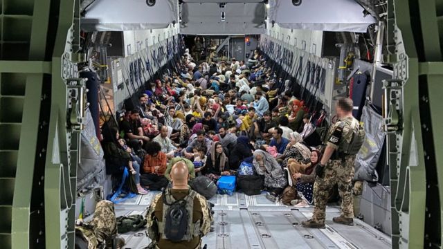 صورة قدمها الجيش الألماني، لأشخاص تم إجلاؤهم من كابل عند وصولهم إلى مطار طشقند في 22 أغسطس/آب 2021، في أوزبكستان
