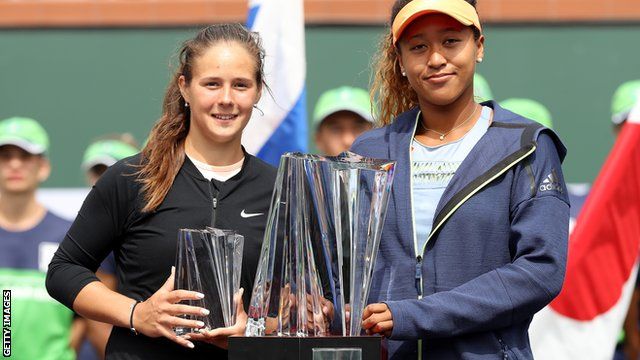 Naomi Osaka with the Indian Wells trophy