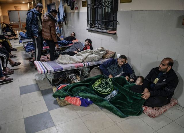 نازحون فلسطينيون يلجأون إلى مستشفى ناصر في خان يونس بسبب الهجمات الإسرائيلية بتاريخ 3 ديسمبر/كانون الأول 2023
