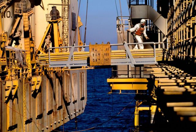 Trabalhador em plataforma de petróleo da Aramco na Arábia Saudita