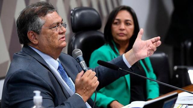 Dino fala em sessão no Congresso ao lado de Eliziane Gama