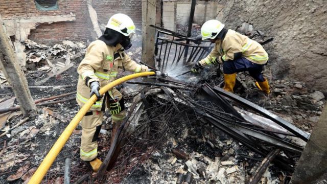Regu pemadam kebakaran masih berupaya memadamkan api di sekitar kawasan Depo Pertamina Plumpang, pada Sabtu (04/03) pagi.