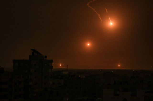 Bengalas disparadas por el ejército israelí iluminan el norte de Gaza, donde estarían teniendo lugar los combates