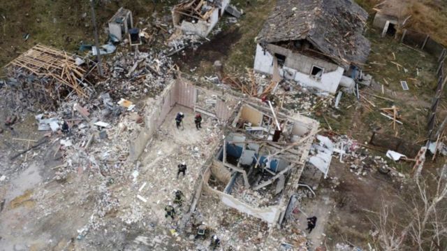 Наслідки ракетного удару у селищі Гроза на Харківщині, де загинули 52 людини