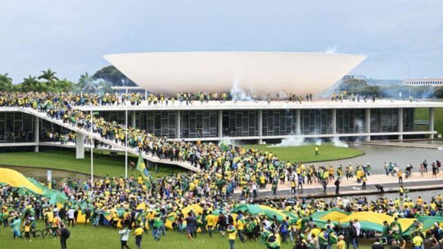 Miles de seguidores del expresidente Jair Bolsonaro invadieron las sedes de los tres poderes en Brasil a principios de 2023.