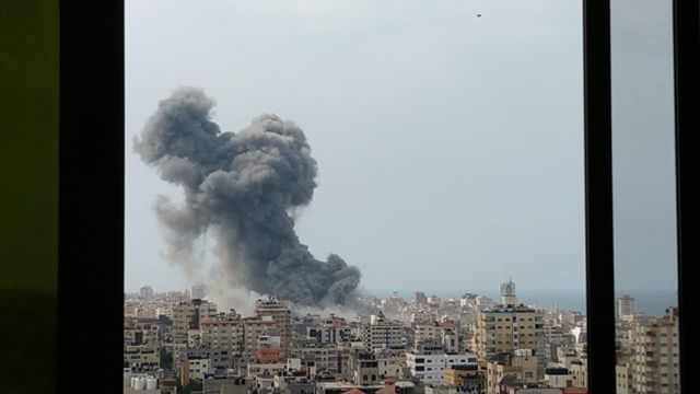 Explosão em Gaza avistada pela janela de uma casa