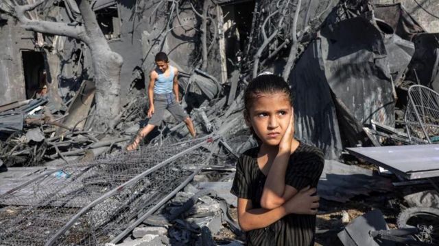 أطفال وسط الأنقاض في غزة