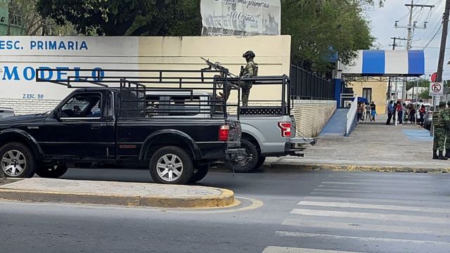 Una camioneta con un militar armado
