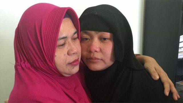 Tuti dan ibunya saling berpelukan pada pertemuan terakhir mereka di penjara Arab Saudi, Mei lalu
