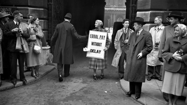 Женщина протестует против неравной оплаты труда в Лондоне в 1952 году