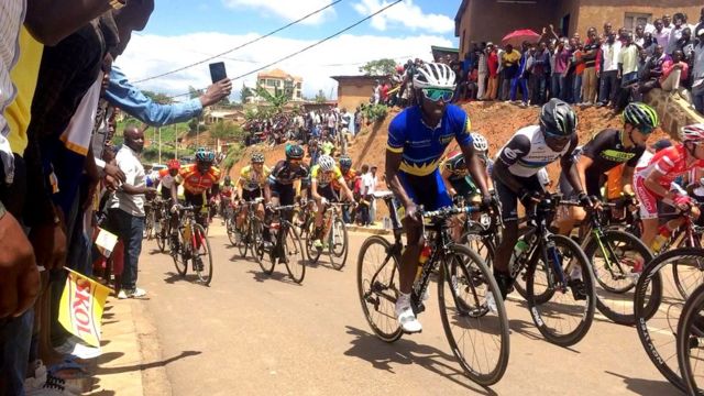 Abasiganwa bazengurutse igihugu mbere yo gusoreza isiganwa mu murwa mukuru Kigali