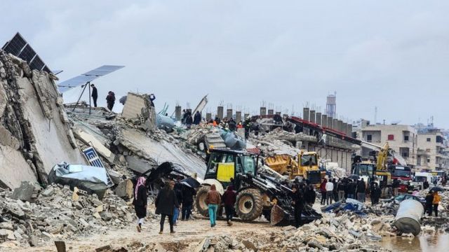 زلزال تركيا وسوريا: عدد الضحايا يتجاوز 25 ألف قتيل وفرق الإنقاذ تسابق الزمن  للعثور على أحياء - BBC News عربي
