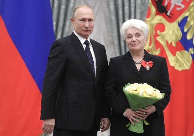 Tổng thống Nga Vladimir Putin trao Huân chương cho Natalya Solzhenitsyna, vợ góa của nhà văn Nga Alexander Solzhenitsyn tháng 11/2019