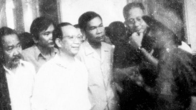 Đại tá Bùi Tín đang nói chuyện với Thủ Tướng Vũ Văn Mậu, Tổng thống cuối cùng của VNCH Dương Văn Minh "Big Minh" đứng phía sau.