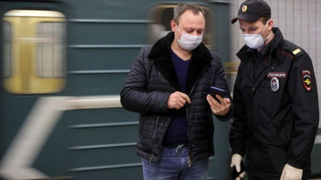 С 15 апреля в Москве заработал режим обязательных пропусков - за проверку их подлинности отвечают полицейские