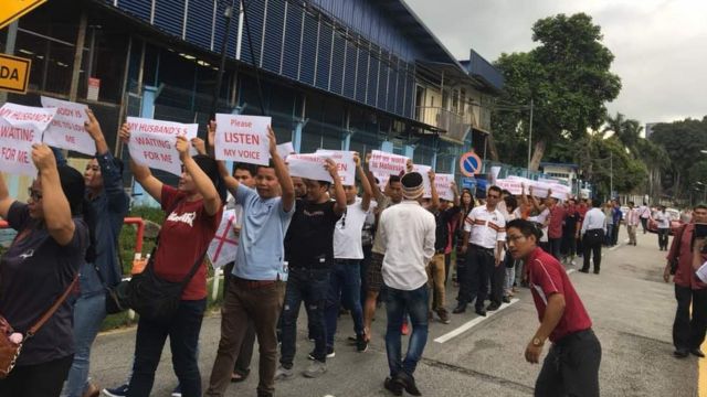မလေးရှားမှာ ချင်းဒုက္ခသည်များကို ပြန်မပို့ရေး UNHCR ရုံးရှေ့ဆန္ဒပြခဲ့ကြစဉ်