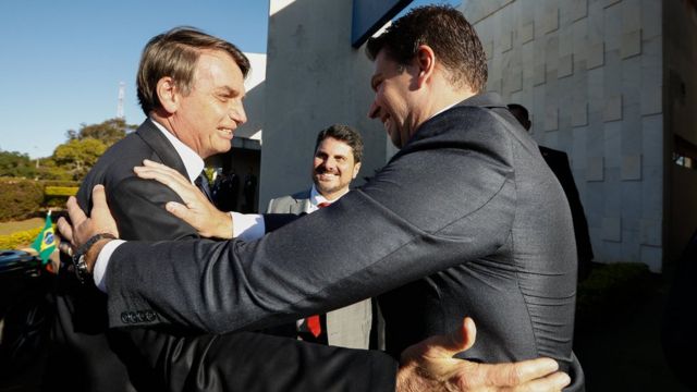 Bolsonaro cumprimenta Ramagem na posse do entao chefe da Abin, em julho de 2019
