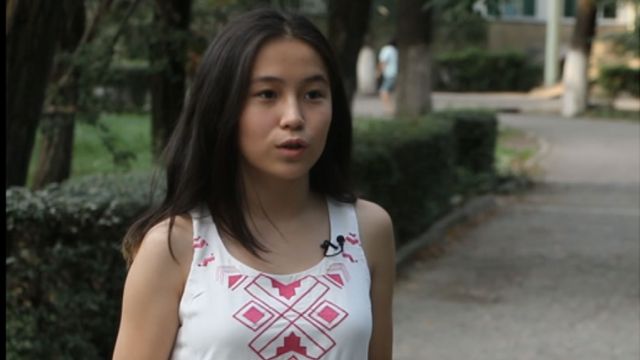 Зайнал, одна из школьниц в Бишкеке, надеется по окончании школы учиться за границей