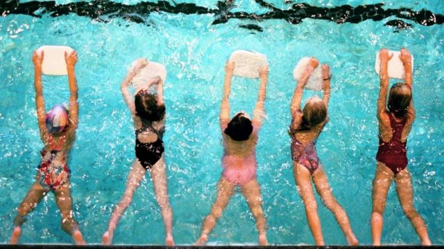 Crianças em aula de natação