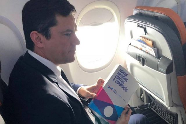 Sérgio Moro no avião a caminho do encontro com Bolsonaro