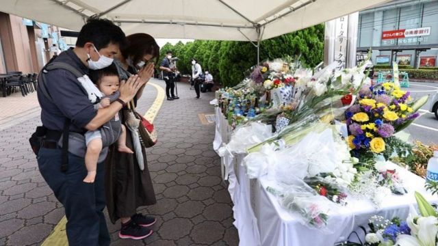 أسرة يابانية تشارك في تأبين رئيس الوزراء الراحل في موق اغتياله