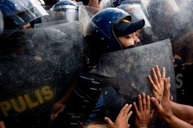 رجال الشرطة يتصدون لمتظاهرين غاضبين من انتخاب الرئيس ماركوس في الفلبين