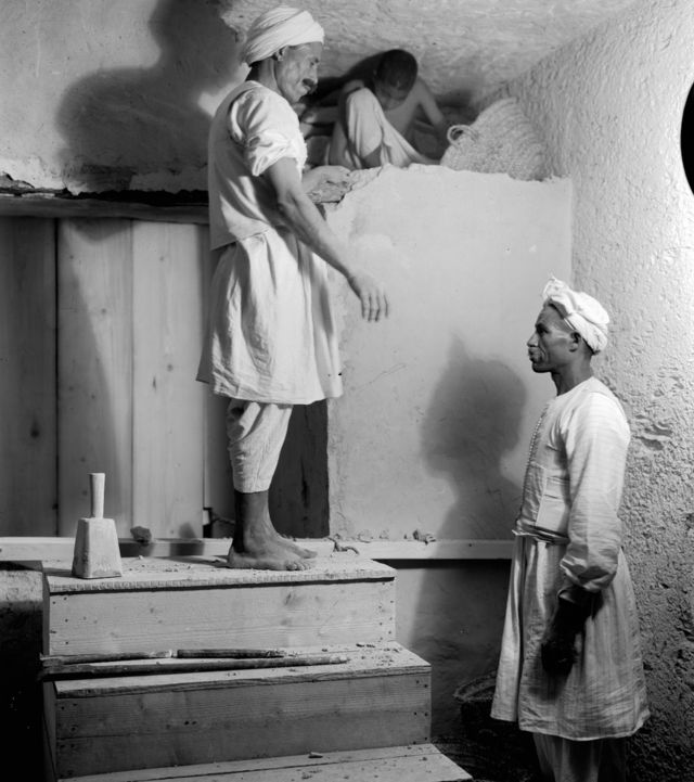 Capataces egipcios y un niño desmantelan un tabique para abrir la cámara funeraria de Tutankamón