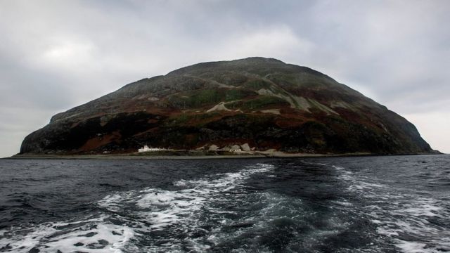 艾尔沙·克雷格小岛（Ailsa Craig）距离苏格兰本土约10英里，岛上无人居住。(photo:BBC)