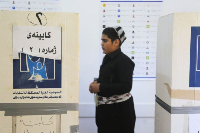 شاب يدلي بصوته في انتخابات كردستان
