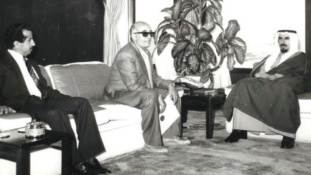 Jabbari during one of his visits to Kuwait in his meeting with its late Emir Jaber Al-Ahmad Al-Sabah. To the left of the picture is Ahmed Zaid Al-Radi, the Yemeni ambassador to Kuwait.