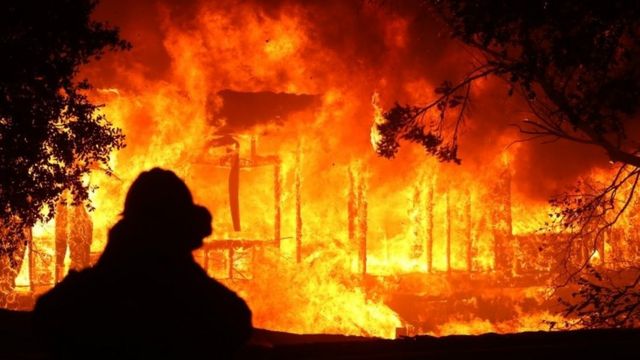 دهها خانه در شهر گیزرویل که ساکنانش آن را تخلیه کرده‌اند در آتش سوختند