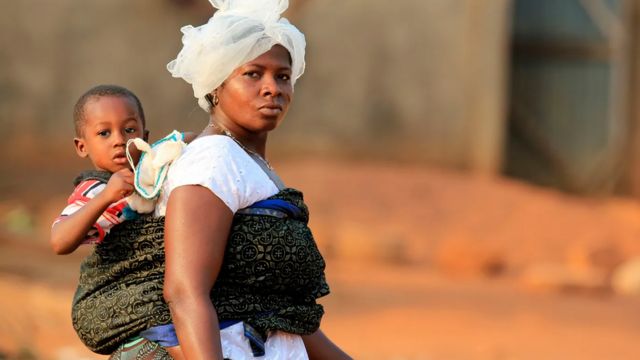 Le portage permet aux parents de garder leurs enfants près d'eux pendant la journée