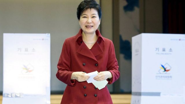総選挙で投票する朴大統領(13日)