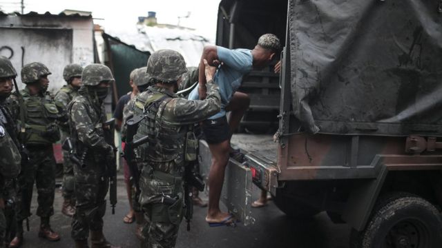 Forças Armadas participam de operação contra tráfico de drogas no Rio de Janeiro, em fevereiro de 2018