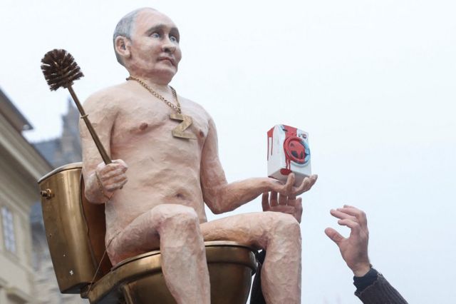دمية تمثل بوتين نصبت في العاصمة التشيكية براغ في 7 أكتوبر/ تشرين الأول